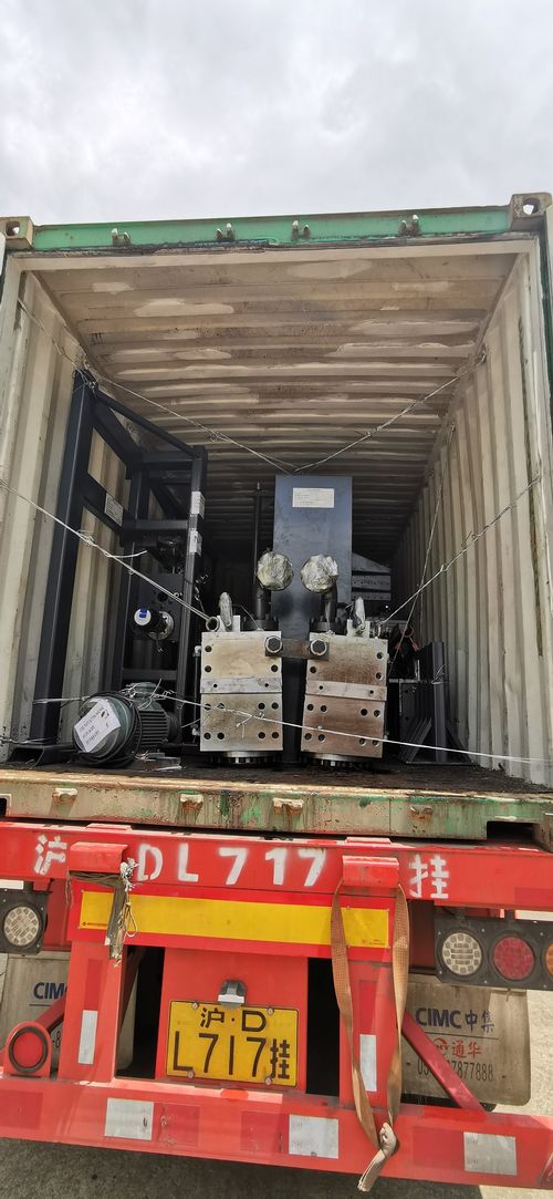 Latest company news about Tayland'a ihracat yapan 8 metrelik ışık direği makinelerinin konteynerini yükleme