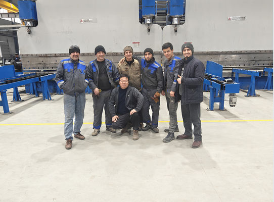 CNC Hidrolik Pres Fren çalışma masası uzunluğu 13 direği