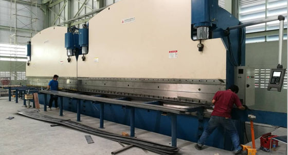 Ağır İşleme Metal İşleme CNC Hidrolik Baskı Fren 400L Yağ Tankı Kapasitesi 200T Max. Basınç ve Düzenlenebilir Vuruş