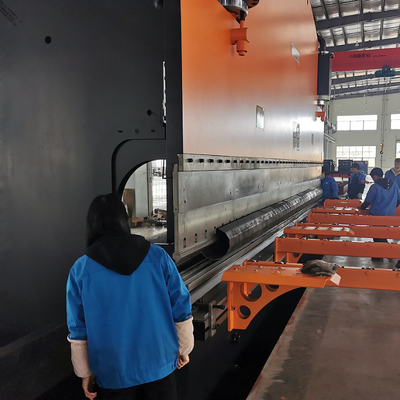 400 tonluk CNC Hidrolik Pres Fren, 8000 mm çalışma uzunluğu ve DELEM DA53T Kontrolü