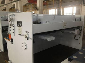 Kesin çelik levha için güvenilir performans Hidrolik Kesme Makinesi 8 × 5000